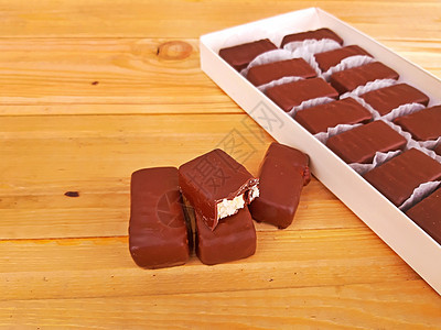 放在木本底盒子里的各种甜巧克力 木制的 吃 假期图片
