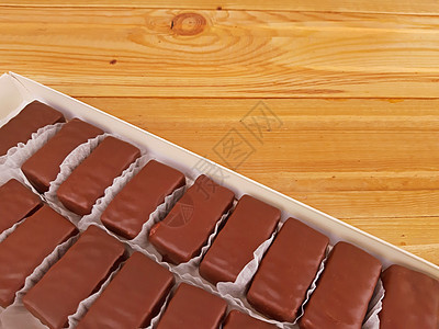放在木本底盒子里的各种甜巧克力 食物 糖 棕色的图片