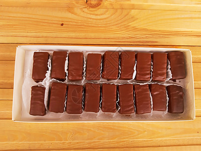 放在木本底盒子里的美味甜甜巧克力图片