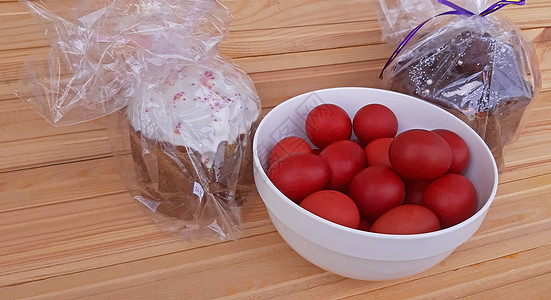 红蛋和复活节蛋糕 复活节假日 白色的 喜庆的 红色的图片