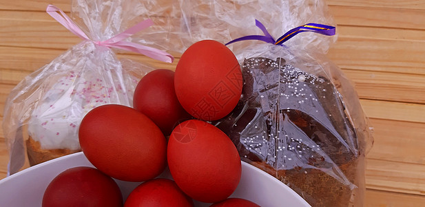 复活节红蛋和蛋糕 复活节圣日概念图片