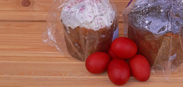 红蛋和复活节蛋糕 复活节假日 甜的 庆典 木制的图片