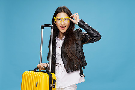 手提箱皮夹克旅行眼镜优雅风格乘客的女人图片