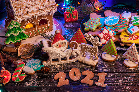 新年2021年概念 手工业 节日快乐 乐趣 肉桂卷 圣诞老人 甜的图片