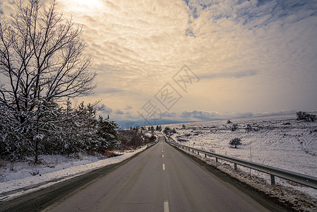 冬季道路 国家通过森林的公路 旅行概念 天空图片