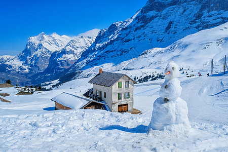 独自一人的雪人站在S区的冬季风景中 快乐 幸福图片