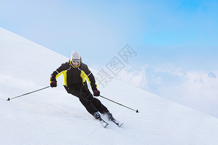 高山滑雪手在向下走的脚步上滑雪 行动 冻结 粉末图片