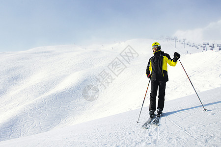 站在山坡上的滑雪者 运动 闲暇 激流回旋 下坡 冬天 头盔图片