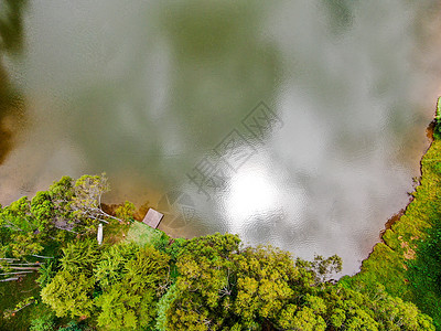 在热带森林山的湖边 可以看到美丽的小木头码头的最顶端景色 风景 鸟瞰图图片