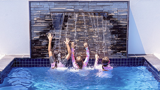 三个年轻女孩在A池水瀑布下玩耍 湿的 蓝色的 无法辨认图片