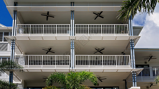 热带酒店的两层客房 阳台上设有户外起居区 风扇可让空气流通 让客人保持凉爽图片