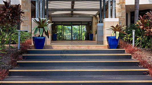 进入现代热带风格大楼的入口处图片