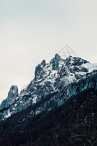暴雪过后 岩石山峰的顶峰被超级关闭图片