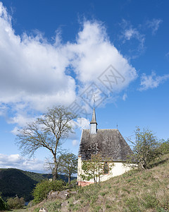 古老的小教堂高在波莫林山顶和摩尔谷上 位于德国埃菲尔图片
