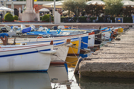 意大利巴尔多利诺港停泊的彩船 2图片