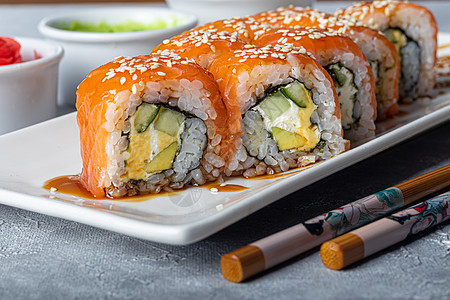 寿司集 Nigiri Uramaki 加利福尼亚州 费城 放在白盘子上 附近的生姜和芥末 在一个白色碗里的酱油 在浅灰色背景上 图片
