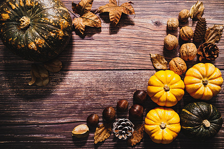 感恩节快乐 有南瓜和坚果在木桌上 蔬菜 秋天图片