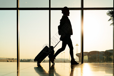 随身携带手提箱的行走者 乘客在空中旅行 假期图片
