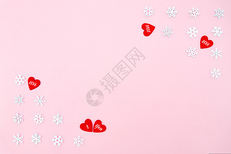 红心和粉红色的雪花在粉红色的面包上 平铺 高架图片