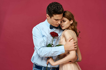 男女拥抱已婚夫妇男女情侣浪漫红玫瑰 孤立的背景假日花花花 幸福 男朋友背景