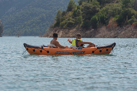 在西班牙加泰罗尼亚的蒙特雷贝峡谷湖中的Kayak 荒野 顶峰图片