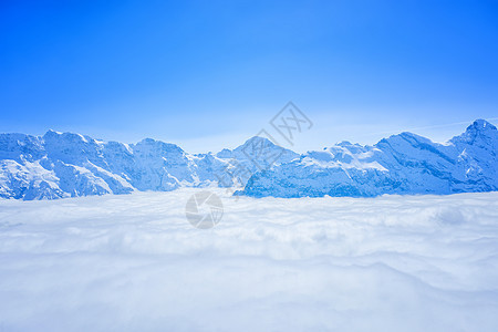 瑞士天空线从西边的天线上的 雪丘 顶峰 风景图片