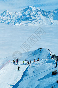 瑞士天空线从西边的天线上的 雪丘 阿尔卑斯山 首脑图片