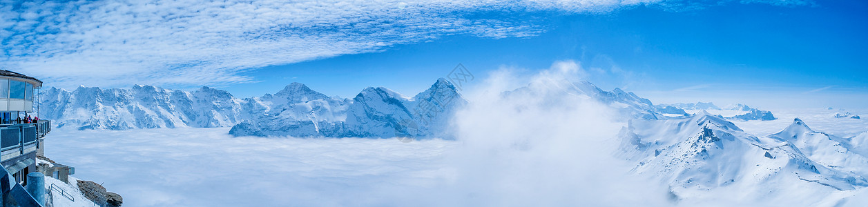 瑞士天空线从西边的天线上的 雪丘 美丽图片
