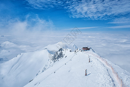 瑞士天空线从西边的天线上的 雪丘 顶峰 建筑图片