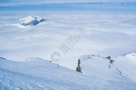 瑞士天空线从西边的天线上的 雪丘 云图片