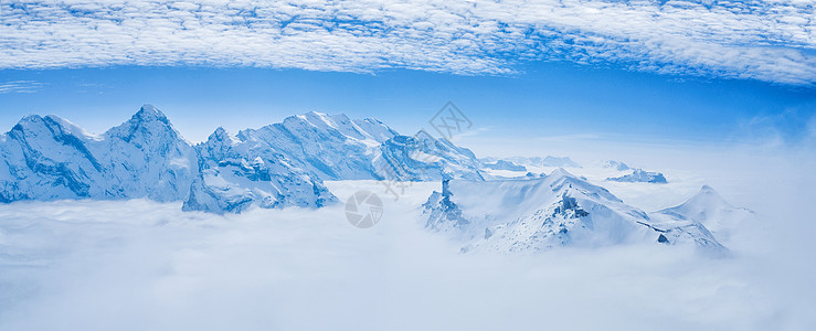 瑞士天空线从西边的天线上的 雪丘 蓝色的 高山图片