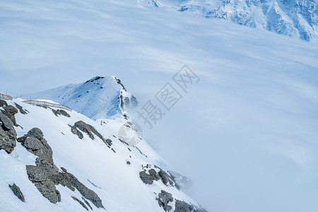 瑞士天空线从西边的天线上的 雪丘 劳特布龙嫩 美丽图片