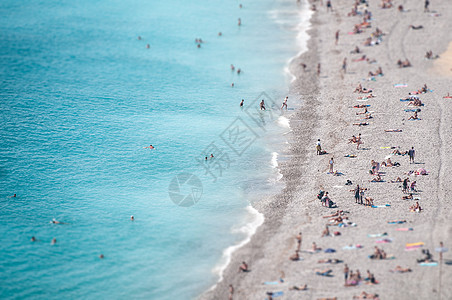 海洋海滩 人们洗澡和晒黑背景图片