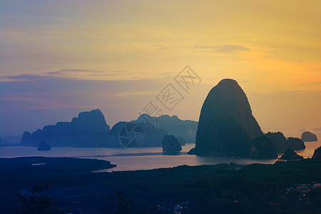 从来的张玉湾美景 热带 甲米 海洋 山 美丽 云图片