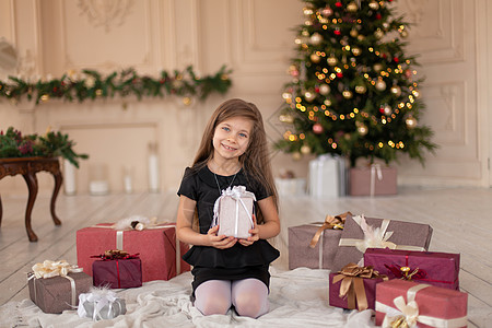 一个小女孩从圣诞老人那里打开圣诞礼物 圣诞故事 快乐的童年 盒子 头发图片