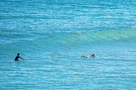 在洛根海滩的澳大利亚Surfers图片