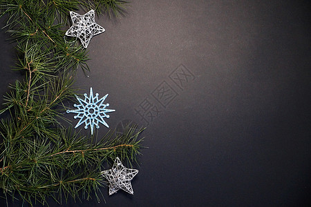 新年黑底黑本 复制空间 和圣诞树装饰品 在新年的黑色背景上 雪花 蓝色的图片