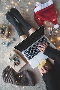 妇女在圣诞节节日网上购物最受欢迎的景象 圣诞在线购物图片