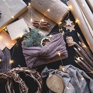 圣诞礼物用布包在黑暗背景上的Furoshiki的风格图片