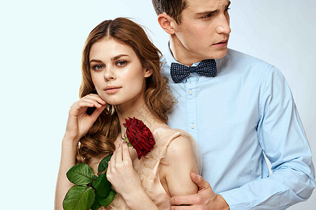 年轻情侣拥抱浪漫 约会生活方式 关系关系淡淡背景红玫瑰 惊喜 男性图片