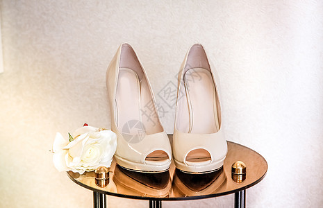 穿着高跟鞋的婚礼鞋在镜子桌上 假期 魅力图片