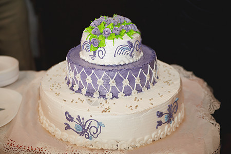 三层紫色结婚蛋糕 带绿色玫瑰图片