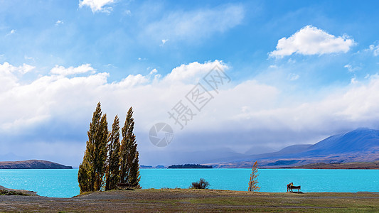 坐在一对夫妇座上 阿德米尔湖的阿苏尔蓝水背景图片
