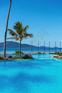 热带岛屿上令人惊叹的度假村游泳池图片