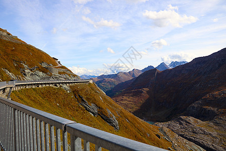 阳光明媚的秋天美丽的山景 奥地利阿尔卑斯山 全景 村庄图片