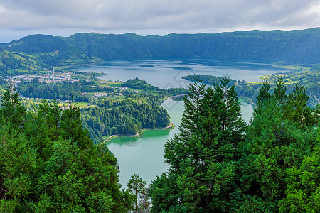 塞特市湖 山脉 火山 夏天 水 城市 假期 蓝色的 云图片