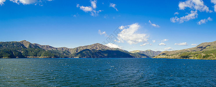 美丽的湖泊和山岳的全景图 农村 山脉 森林 风景图片