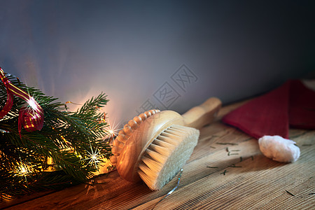 木制背景的按摩刷和圣诞装饰品 问候语 气球 庆祝图片