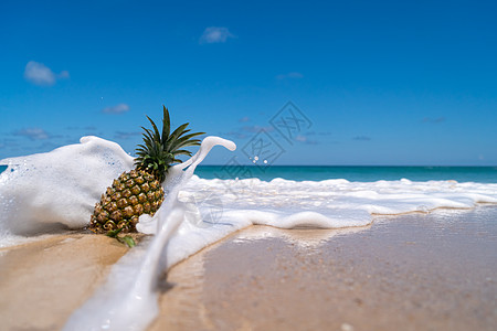 沙滩上的菠萝 蓝色天空夏季概念下的海水喷洒 健康 泰国图片