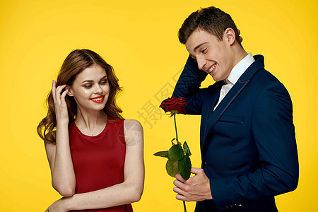 情侣在爱情的男女 红色玫瑰经典服装红衣模特 花 礼物图片